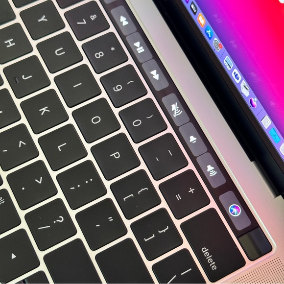 Apple MacBook Pro 13 Inch 256GB (2016) with Touchbar and Touch ID | Like New - Picture 12 of 13